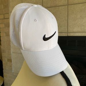 white nike golf hat